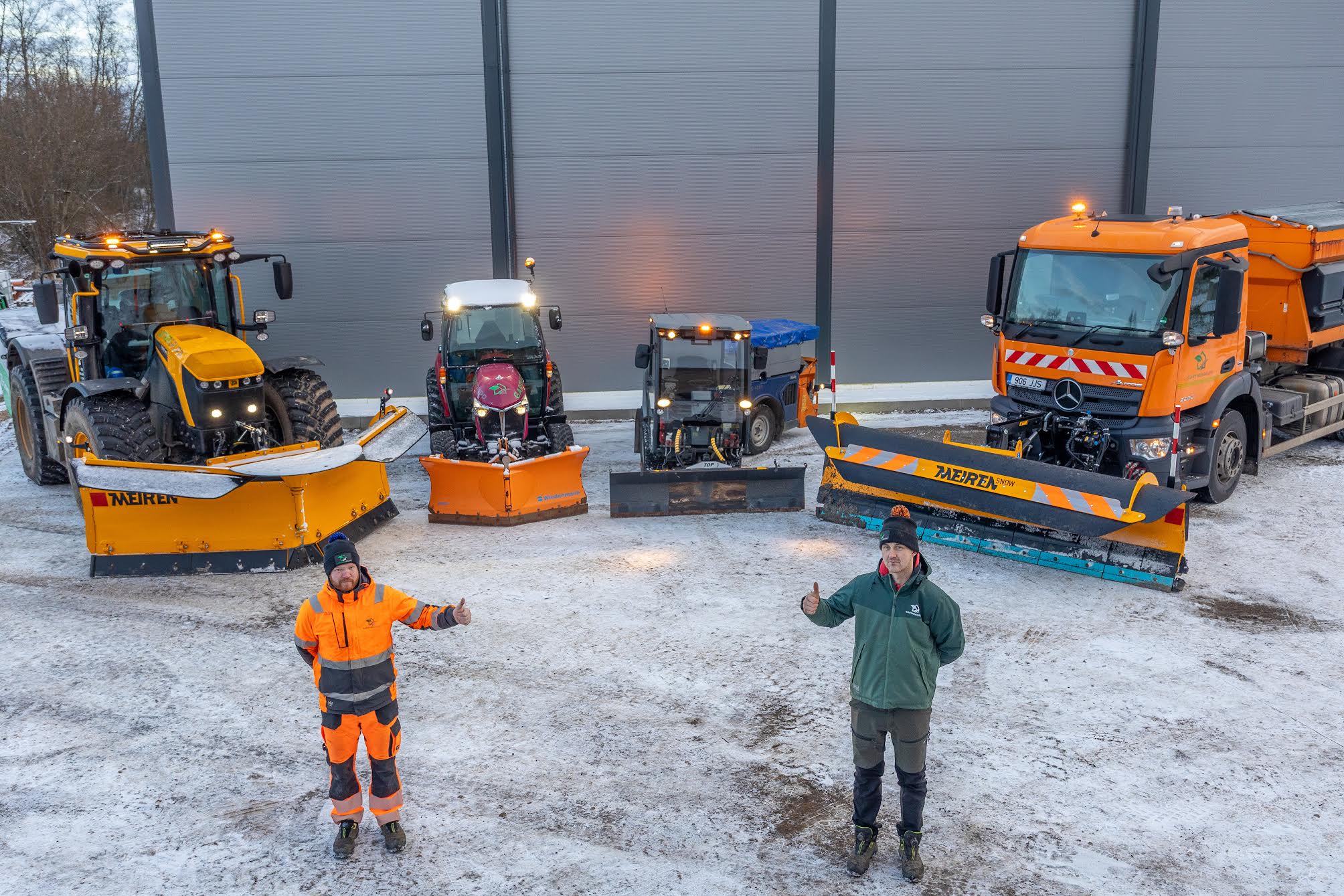 Võru linnas hoolitseb talvisel ajal teede heakorra eest OÜ GartnerGrupp. Pildil masinist Risto Parker ja välitööde juht Janari Raudsepp. Foto: AIGAR NAGEL